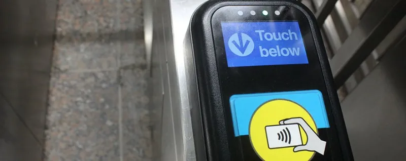 使用 Ventra 实体卡或 Apple Pay 手机支付通过芝加哥地铁黄色读卡器闸机