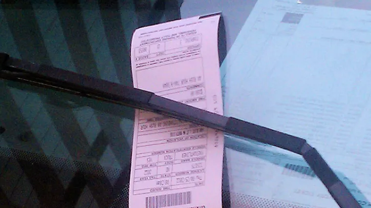 美国违章停车导致车辆被拖走至拖车场 (Impound Lot) 的警示牌与处理流程