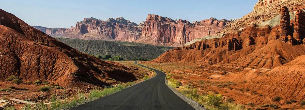 美国犹他州 12 号国家景观公路 (Scenic Byway 12) 穿越大阶梯-埃斯卡兰特国家纪念地壮丽的红岩地貌