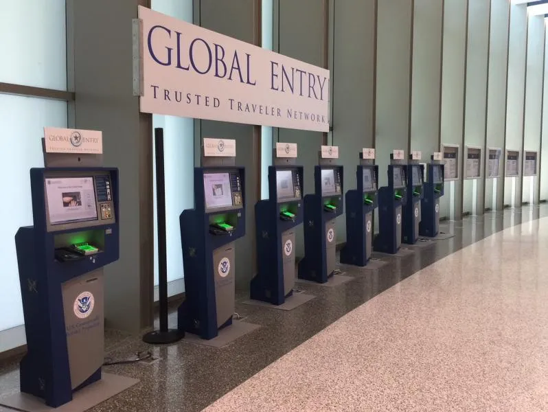 美国海关与边境保护局 CBP 的 Global Entry 全球入境计划自助通关机器 (Kiosk) 扫描护照与面部识别