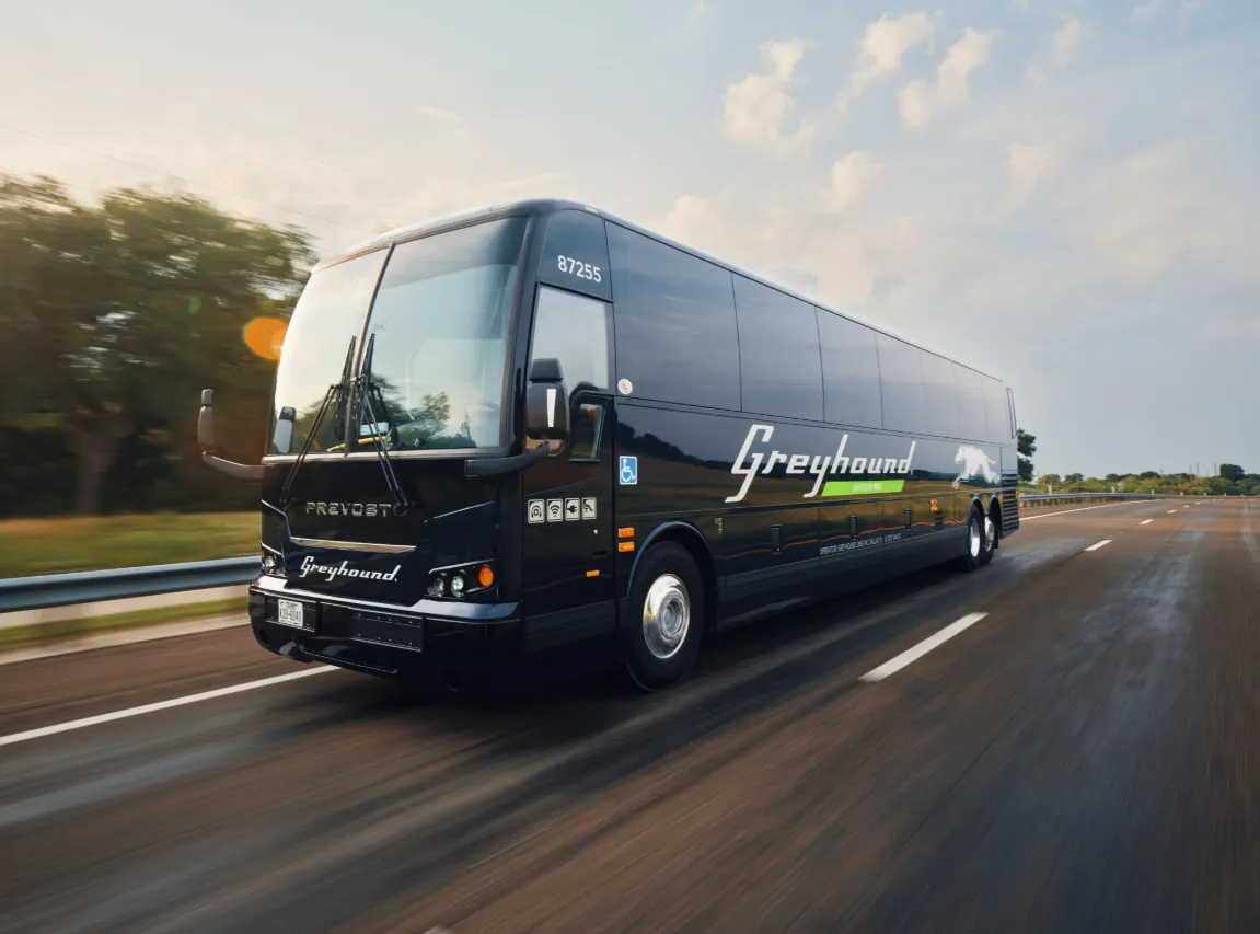 2026美国灰狗巴士 (Greyhound) 终极攻略：购票选座、行李规定与夜间安全避坑指南