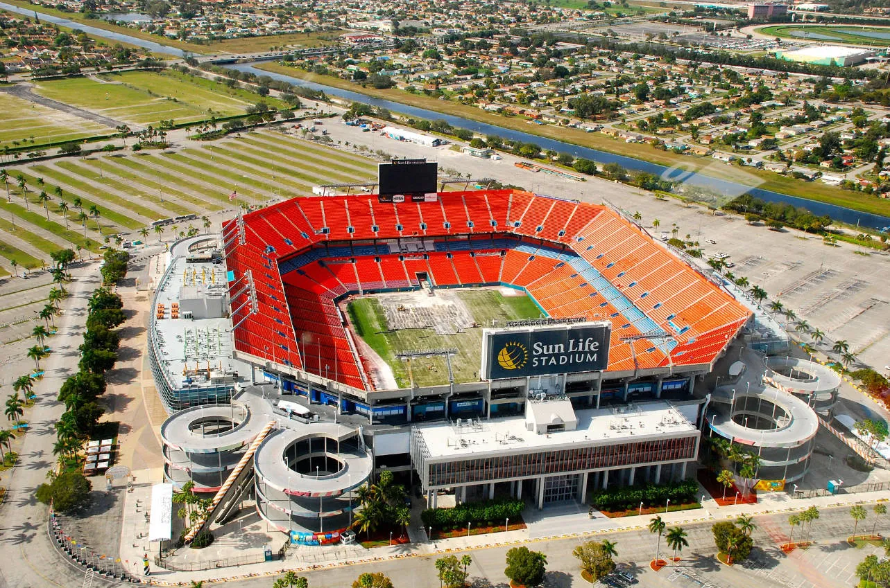 世界杯迈阿密赛区主场馆：南佛罗里达硬石体育场 (Hard Rock Stadium) 标志性露天遮阳顶棚全景