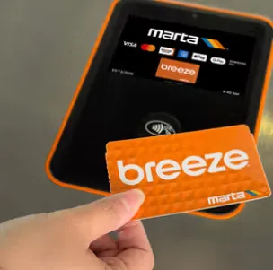 亚特兰大 MARTA 地铁最新无感进站 (Tap to Ride) 闸机，使用 Apple Pay 或信用卡感应支付车费