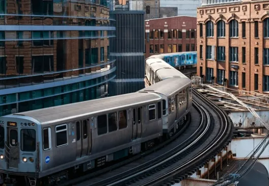 穿梭在芝加哥市中心摩天大楼之间的 CTA "L" Train 高架地铁列车