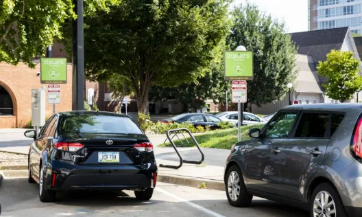美国大学校园与市区街道常见的 Zipcar 专属共享汽车预留停车位 (Reserved Parking)