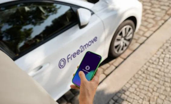 使用 Free2Move 手机 App 在华盛顿 DC 等城市地图上实时定位寻找自由浮动式 (Free-Floating) 共享汽车