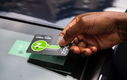 使用 Zipcard 实体会员卡或手机 App 碰触汽车挡风玻璃读卡器解锁 Zipcar 共享车辆