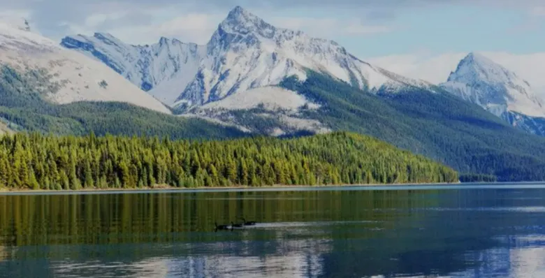 美国蒙大拿州冰川国家公园 (Glacier National Park) 标志性的向阳大道积雪与高山湖泊美景