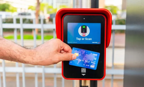 休斯敦公共交通 METRO 支持 Apple Pay、Google Pay 及实体 RideMETRO Fare Card 刷卡进站