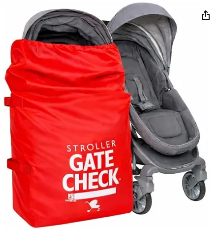 在机场登机口为婴儿推车 (Stroller) 绑上航空公司的红色 Gate Check 托运标签条
