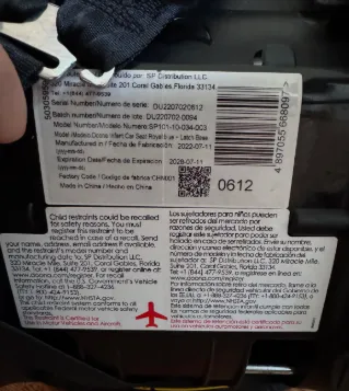 儿童安全座椅 (Car Seat) 侧面必须包含的美国联邦航空管理局 FAA Approved 认证标签实拍,允许带上飞机使用