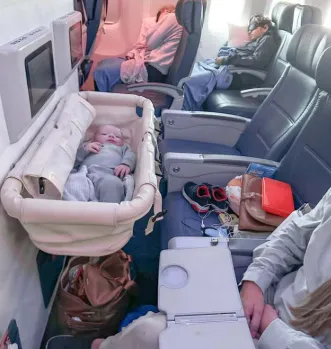 美联航 United Airlines 长途国际航班为带婴儿旅客提供的免费经济舱第一排挂壁式婴儿睡篮 (Bassinet)