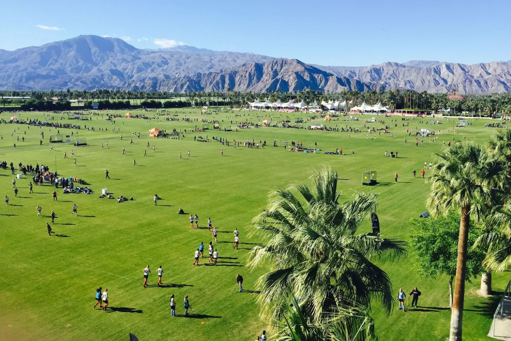 Coachella 音乐节第一周(Weekend 1)与第二周(Weekend 2)现场天然草皮绿化程度与人群氛围对比