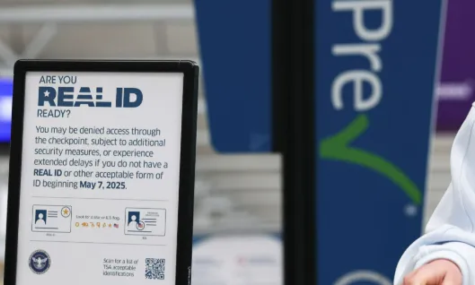 2025年5月7日截止日期后，旅客通过美国机场 TSA 安检必须出示 REAL ID 或有效护照