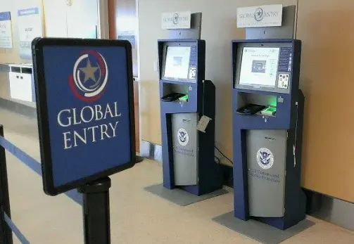 美国海关 Global Entry 全球入境计划会员专属免排队通关通道与面部识别机器